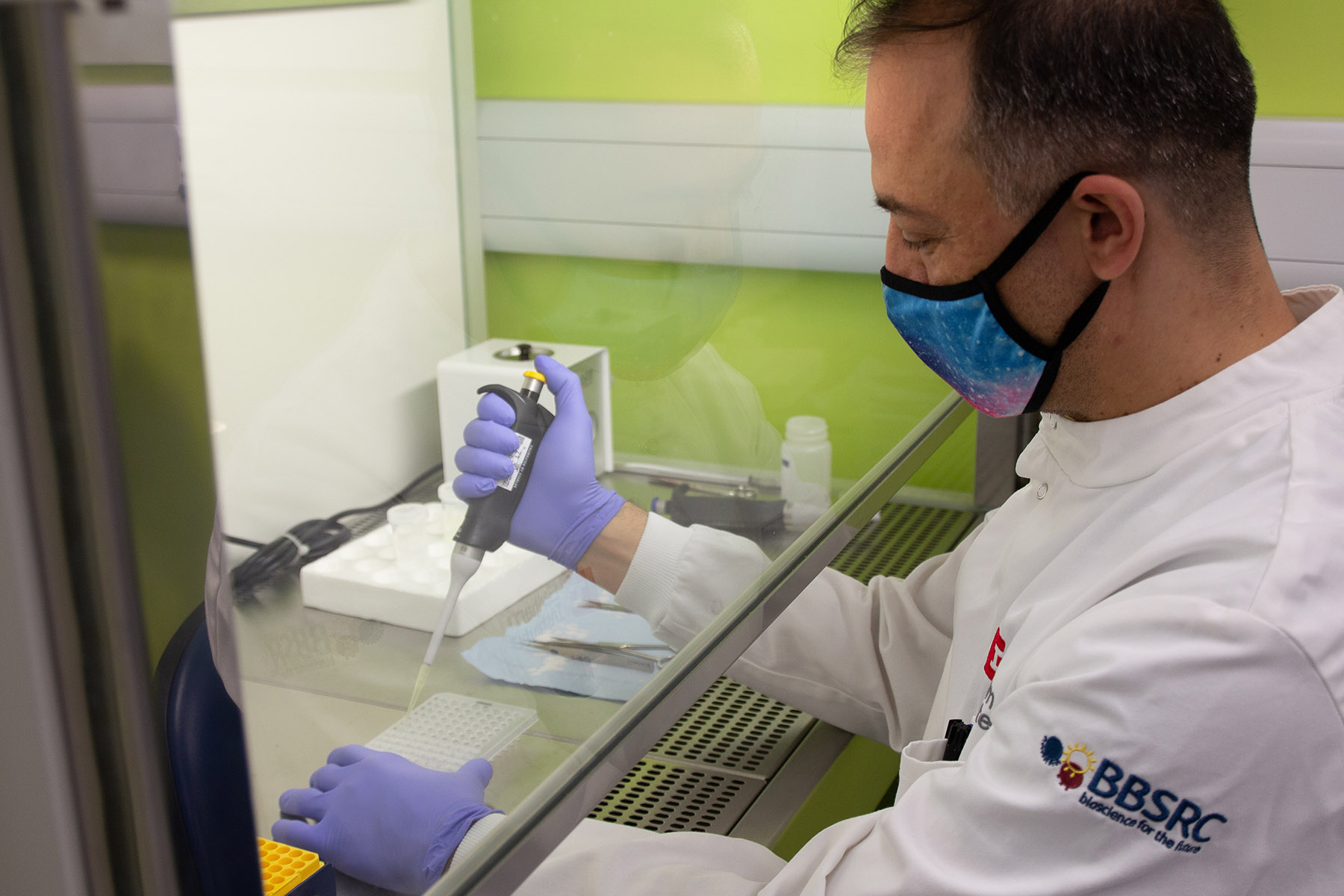 Tufan with arabidopsis samples in the EI labs Tufan with arabidopsis samples in the EI labs