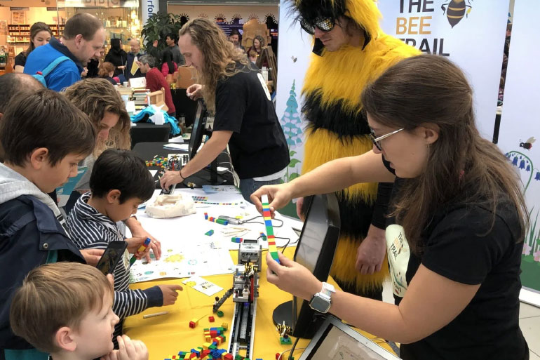 Visitors to the Norwich Science Festival learning how the EI Bee Trail science public engagement activity works Visitors to the Norwich Science Festival learning how the EI Bee Trail science public engagement activity works