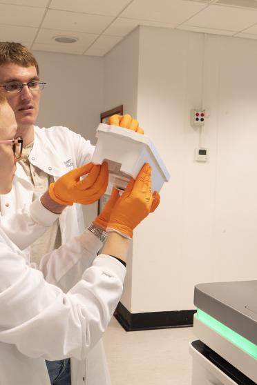 Tom Barker and Vanda Knitlhoffer in the Genomics Labs at EI