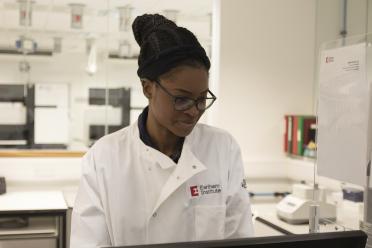 PhD Student Sylvia Ogbeide in the single-cell labs at EI