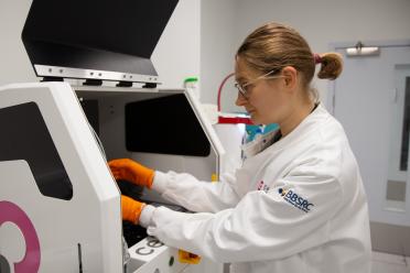 Edyta Wojtowicz working on the single-cell technology at EI