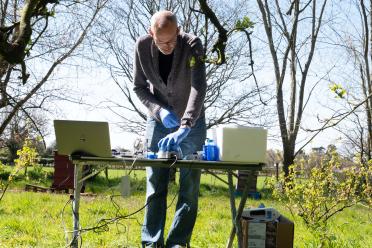EI Researcher Darren Heavens demonstrating air sequencing technology out in a field as part of an online film