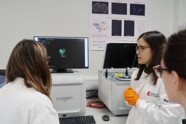 Dr Sonia Fonseca in the single-cell labs demonstrating the Vizgen technology platform 