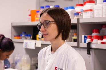 Dr Carolina Grandellis, Head of the Earlham Biofoundry in the labs at EI