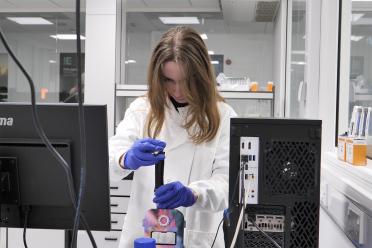 TLevel Student Archie using Oxford Nanopore Technologies in the EI labs
