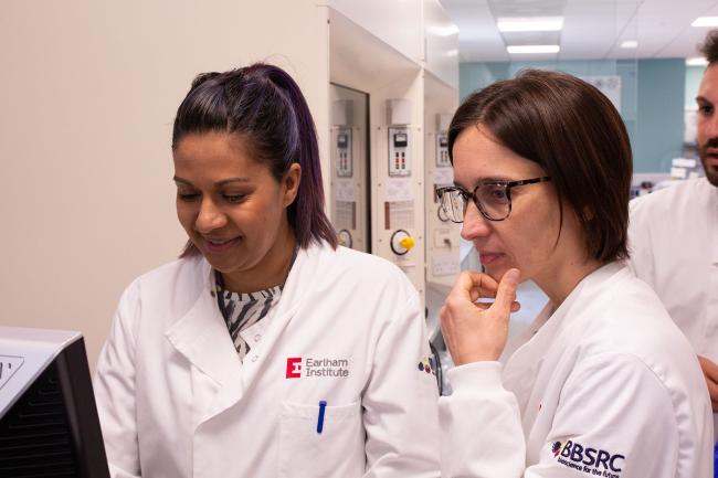Melissa Salmon and Carolina Grandellis from the Earlham Biofoundry
